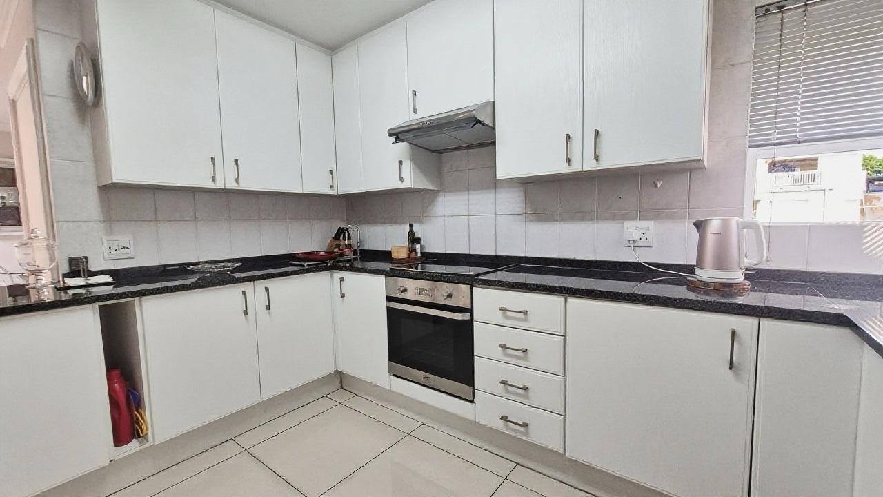 Property photograph 3